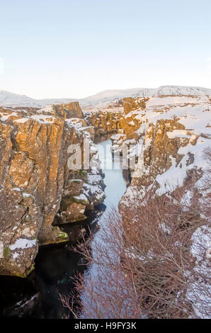 Problème fissure dans la croûte terrestre eurasienne et nord-américaine où deux plaques tectoniques se rencontrent, le Parc National de Thingvellir Islande Banque D'Images