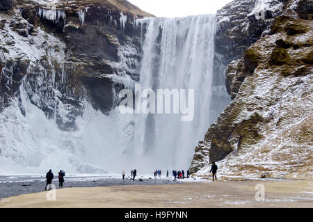 Skogafoss Chute d'hiver sur la côte sud de l'Islande est l'un des pays les plus grandes chutes d'eau. Banque D'Images