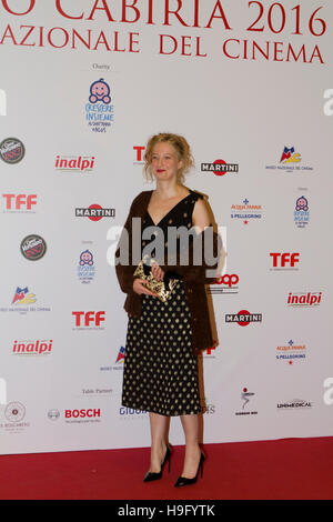 Turin, Italie. 22 Nov, 2016. L'actrice italienne Alba Rohrwacher prend part à un dîner de bienfaisance au cours de Torino Film Festival. Rohrwacher a reçu le prix "Premio Cabiria. © Marco Destefanis/Pacific Press/Alamy Live News Banque D'Images