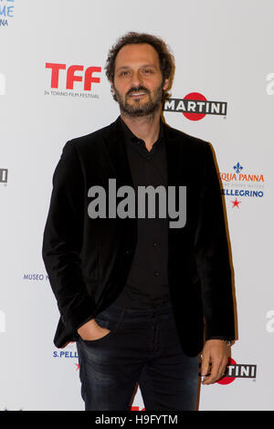 Turin, Italie. 22 Nov, 2016. L'acteur italien Fabio Troiano prend part à un dîner de bienfaisance au cours de Torino Film Festival. © Marco Destefanis/Pacific Press/Alamy Live News Banque D'Images