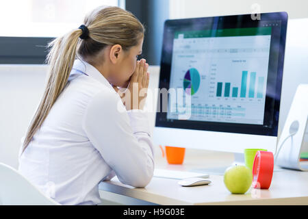 Portrait de femme entrepreneur assis dans leur bureau lorsqu'doin Banque D'Images