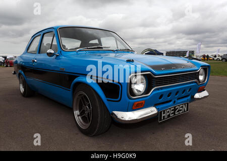 Vue de trois-quarts d'un 1975 Ford Escort RS2000 Mk1, dans le club de propriétaires de RS de la zone 2016 Silverstone Classic Banque D'Images