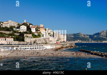 Vue sur la plage du Prophète Plage, le Roucas Blanc du district et de la Corniche Route Côtière Marseille Provence France Banque D'Images