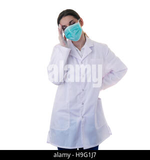 Femme médecin chercheur assistant en blanc manteau sur fond isolé Banque D'Images