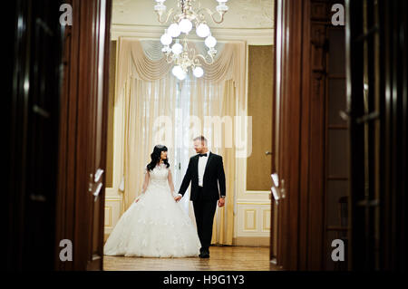 Couple de mariage riche au royal avec la lampe d'or au plafond Banque D'Images