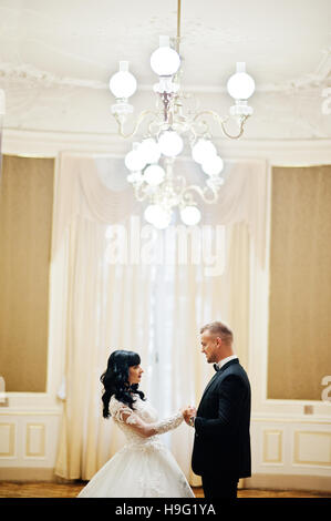 Couple de mariage riche au royal avec la lampe d'or au plafond Banque D'Images