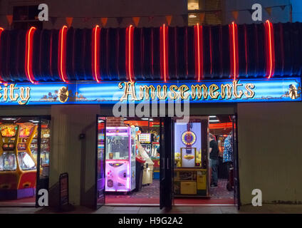 Une salle de jeux électroniques dans la nuit sur le front de mer de Whitby Banque D'Images