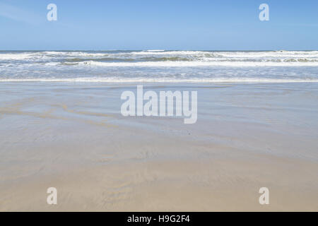 Journée ensoleillée avec des vagues et le bleu ciel à Torres, Rio Grande do Sul. Banque D'Images