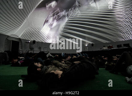 Couple looking at a projection dans un dôme de 360 degrés dans un festival de musique électronique de Barcelone. Banque D'Images