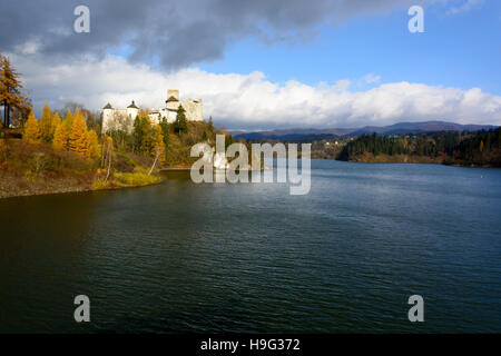Vieux château gothique médiévale et le lac de Niedzica, Pieniny, Pologne Banque D'Images