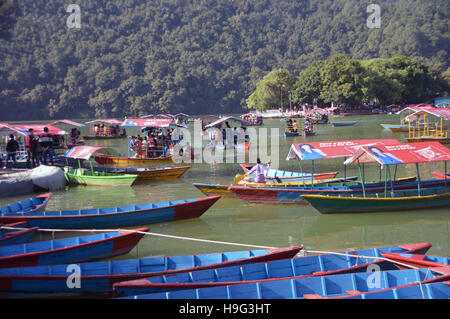 Les bateaux de plaisance sur le Lac Phewa Tal Pokhara (Népal), l'Asie. Banque D'Images