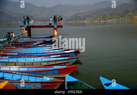 Les bateaux de plaisance sur le Lac Phewa Tal Pokhara (Népal), l'Asie. Banque D'Images