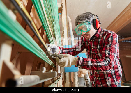 Carpenter a vu la plaque avec la préparation pour le travail du bois Banque D'Images