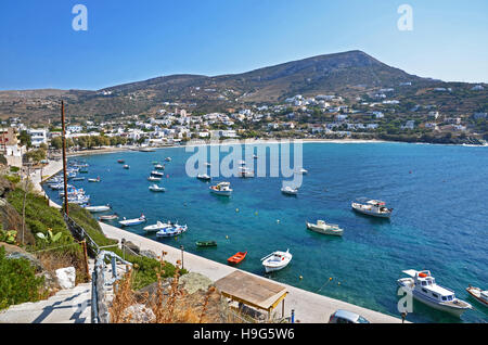 Le port et la ville à Kini, sur l'île de Syros, Cyclades, Grèce Banque D'Images