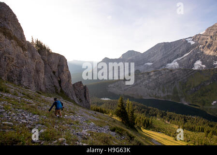 Male hiker promenades le long de la crête de montagne au lever du soleil Banque D'Images