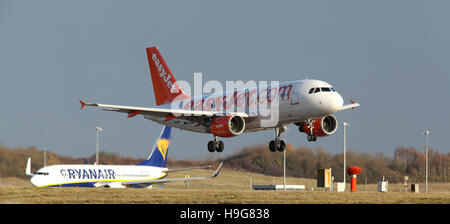 EasyJet Airbus A319, G-EZAB, atterrissage à l'aéroport de Stansted, Essex Banque D'Images