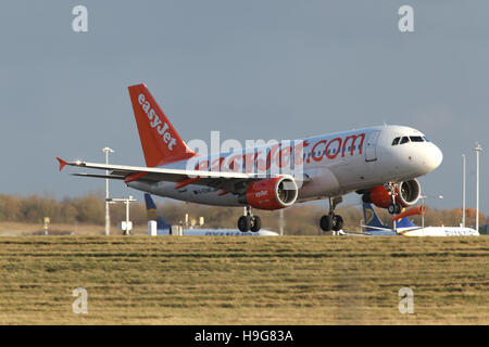 EasyJet Airbus A319, G-EZAB, atterrissage à l'aéroport de Stansted, Essex Banque D'Images