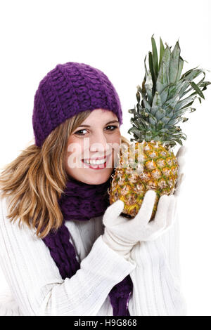 Jeune femme tenant un ananas Banque D'Images