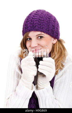 Jeune femme tenant un verre de vin chaud Banque D'Images