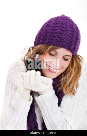 Jeune femme tenant un verre de vin chaud Banque D'Images