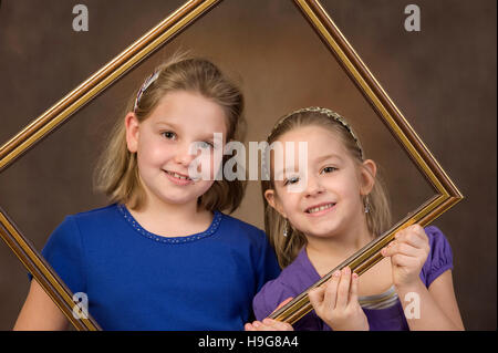 Deux jeunes filles dans un cadre photo Banque D'Images