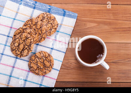 Tasse de thé et biscuits sur une table en bois. Banque D'Images