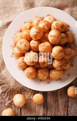 Bain turc lokma beignets au miel et cannelle gros plan sur une assiette. vertical Vue de dessus Banque D'Images