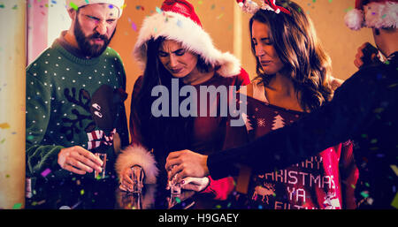 Image composite d'amis ayant des coups de fête Banque D'Images