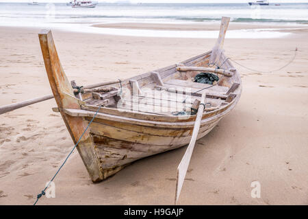 Bateau longtail en bois sur la plage à Ko Lanta, Thaïlande Banque D'Images