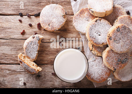 Cuisine : gâteaux gallois avec des raisins secs et du sucre en poudre sur la table horizontale vue du dessus. Banque D'Images