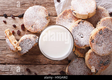 De savoureux gâteaux gallois avec des raisins secs et du lait sur la table horizontale vue du dessus. Banque D'Images