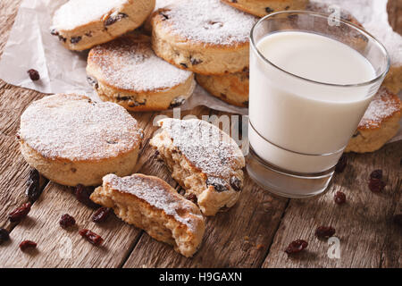 Des gâteaux gallois avec des raisins secs et du lait sur la table. L'horizontale Banque D'Images