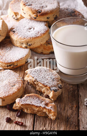 Des gâteaux gallois avec des raisins secs et du lait sur la table verticale. Banque D'Images