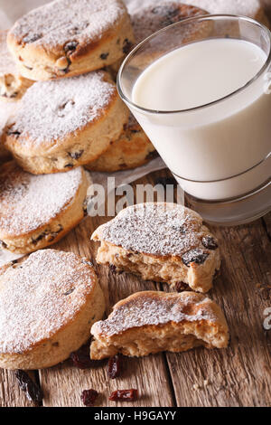 Des petits gâteaux gallois avec des raisins secs et du lait sur la table verticale. Banque D'Images