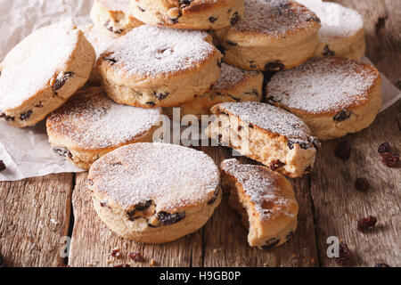 Cuisine : gâteaux gallois avec des raisins secs et du sucre en poudre sur la table. L'horizontale Banque D'Images