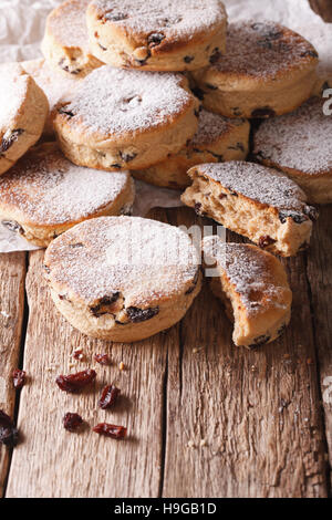 Cuisine : gâteaux gallois avec des raisins secs et du sucre en poudre sur la table verticale. Banque D'Images