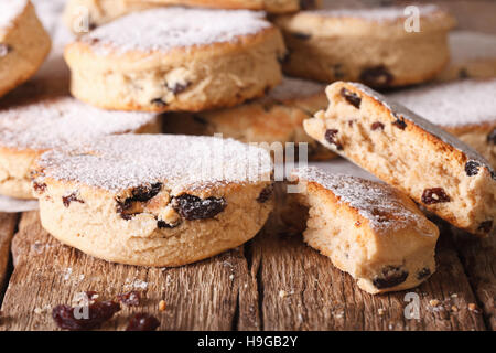 Biscuits britannique : gâteaux gallois avec des raisins secs et du sucre en poudre sur la table horizontale. Banque D'Images