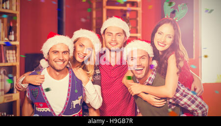 Image composite de portrait d'hommes avec noël donnant aux femmes portant des manèges de ferroutage Banque D'Images