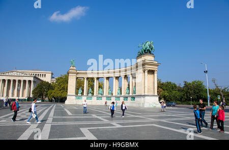 Colonnade à la Place des Héros, l'une des places principales de Budapest, en Hongrie, avec des statues représentant la guerre et le couple du travail et de la richesse. Banque D'Images