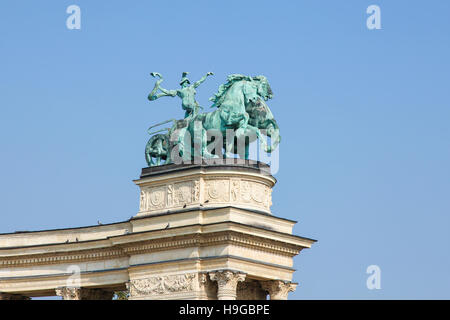 Statue représentant la guerre, un homme tenant un serpent dans un char, sur une colonnade en place des Héros ou Hosok tere à Budapest, Hongrie. Banque D'Images