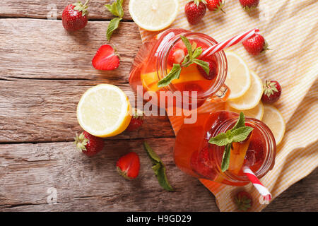 Limonade aux fraises d'été avec peppermint close-up dans un bocal en verre sur la table horizontale vue du dessus. Banque D'Images