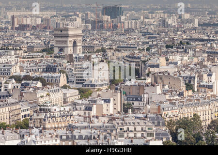 Les toits de Paris de la Tour Eiffel. L'Arc de Triomphe peut être vu dans l'arrière-plan. Banque D'Images