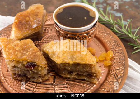 Baklava dessert fait maison sur une plaque de cuivre Banque D'Images