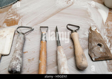 Outils de travail dans un atelier de céramique malpropre, overhead view Banque D'Images