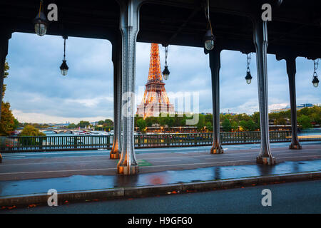 La Tour Eiffel vue par pont Bir Hakeim à Paris, France Banque D'Images