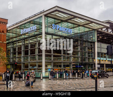 La gare de St Pancras International. Extension moderne en verre de bâtiment d'origine, Londres, Royaume-Uni. Banque D'Images