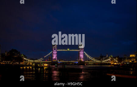 Tower Bridge sur la Tamise au crépuscule, Londres, Royaume-Uni. Banque D'Images