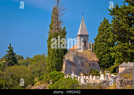 Stone village de Stuck in the Middle (single) points de repère, île de Brac, Dalmatie, Croatie Banque D'Images