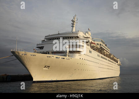 Croisière traditionnelle bateau amarré dans le port d'un lever du soleil, Cozumel, péninsule du Yucatan, Quintana Roo, Mexique. Banque D'Images