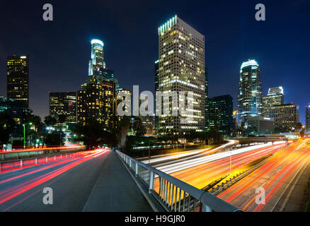 Los Angeles City traffic at night Banque D'Images